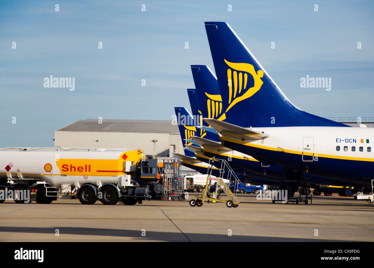 Ryanair aircraft on the stand with Shell fuel truck Stock Photo Alamy