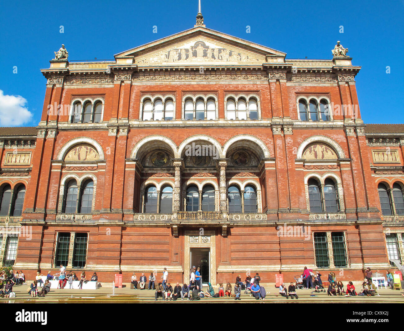 Victoria and albert museum exterior hi-res stock photography and images -  Alamy