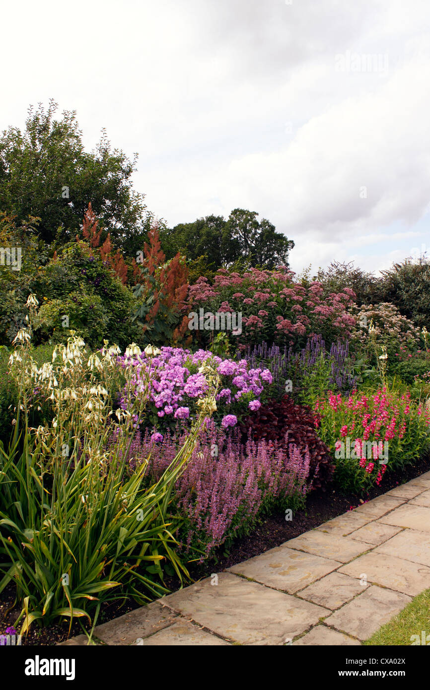 SUMMER FLOWER BEDS AND BORDERS AT RHS WISLEY. UK Stock Photo Alamy
