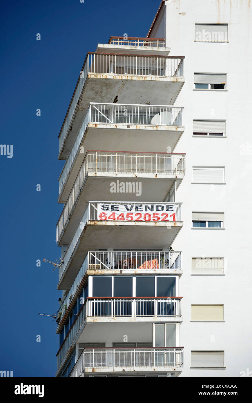 Se Vende", "For Sale" sign on balcony of apartment in high rise building in  Albir, Costa Blanca, Alicante Province, Spain Stock Photo - Alamy