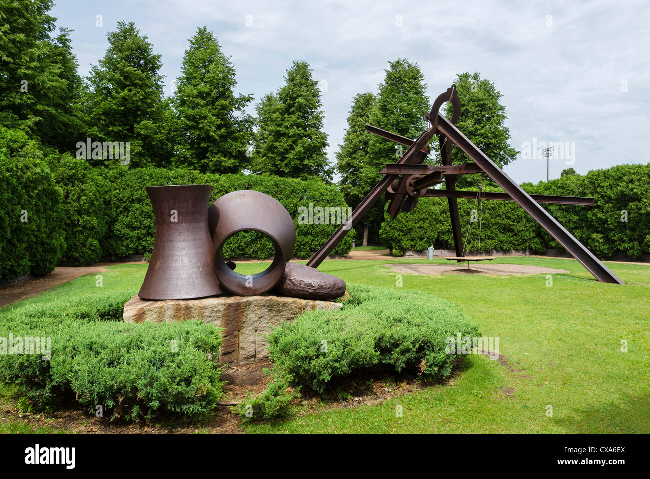 Minneapolis Sculpture Garden outside the Walker Art Center, Minneapolis,  Minnesota, USA Stock Photo - Alamy