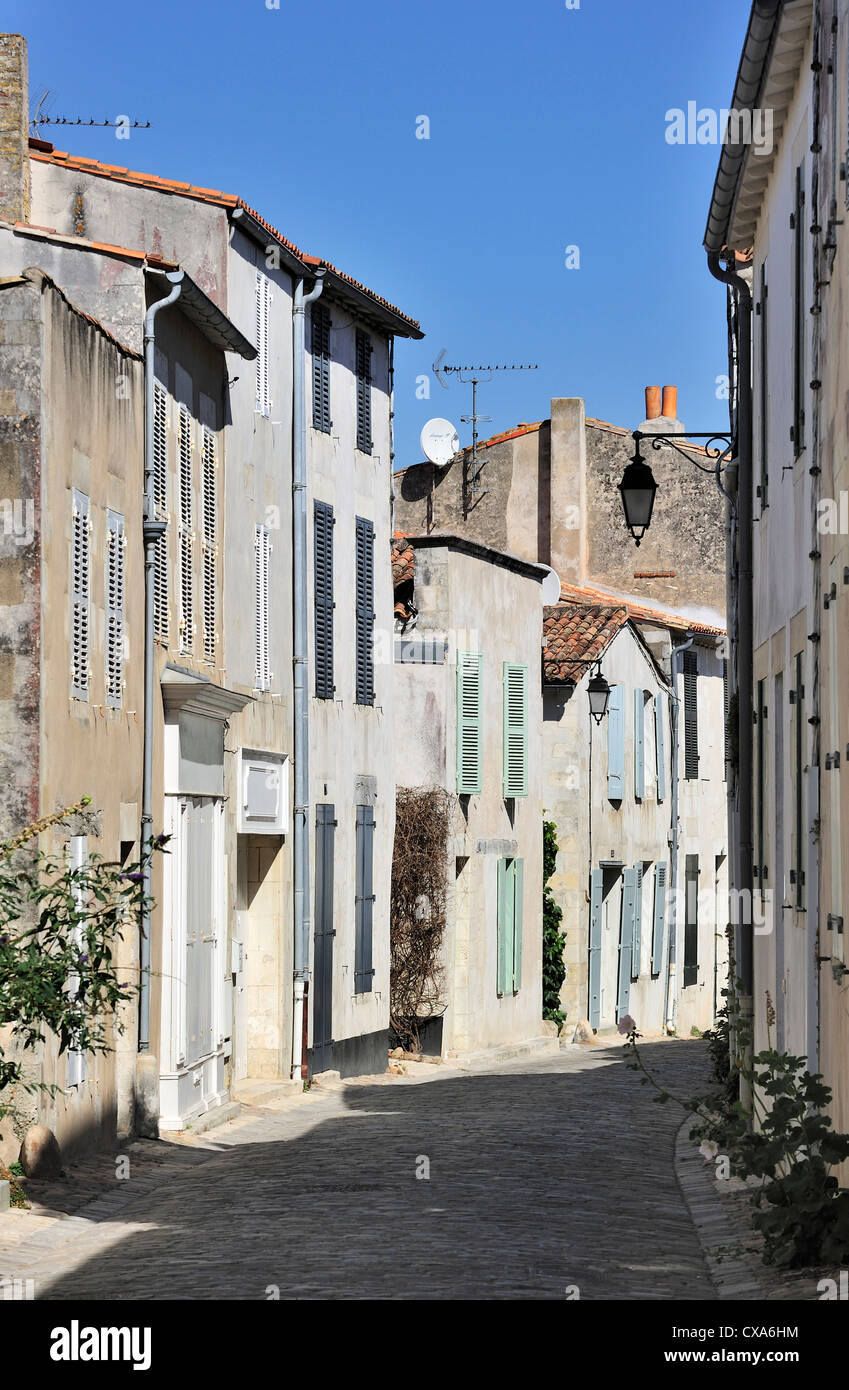 White houses in cobbled alley at Saint-Martin-de-Ré on the island Ile de Ré, Charente-Maritime, Poitou-Charentes, France Stock Photo