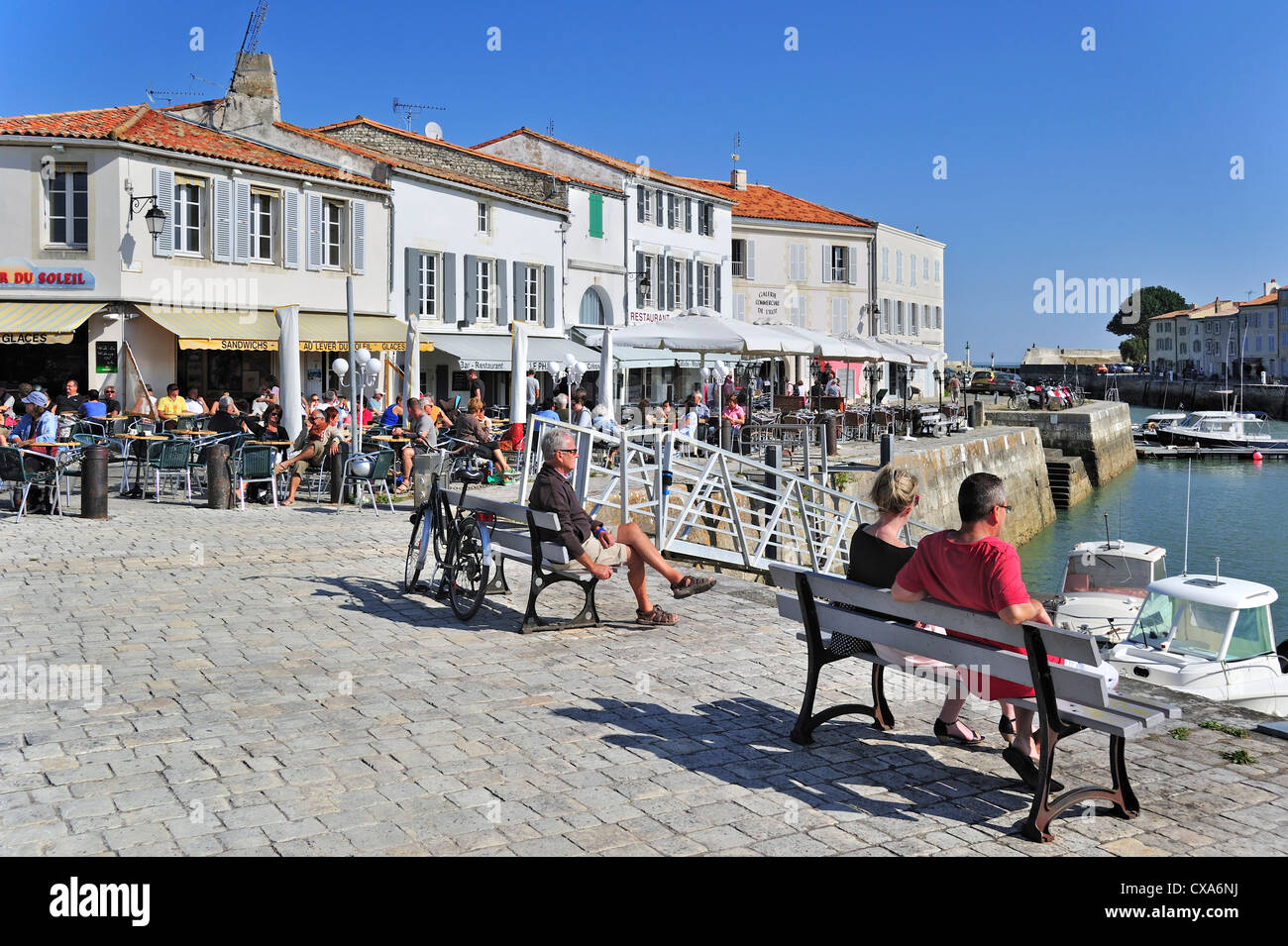 Tourists at pavement cafe in the port at Saint-Martin-de-Ré on the island  Ile de Ré, Charente-Maritime, Poitou-Charentes, France Stock Photo - Alamy