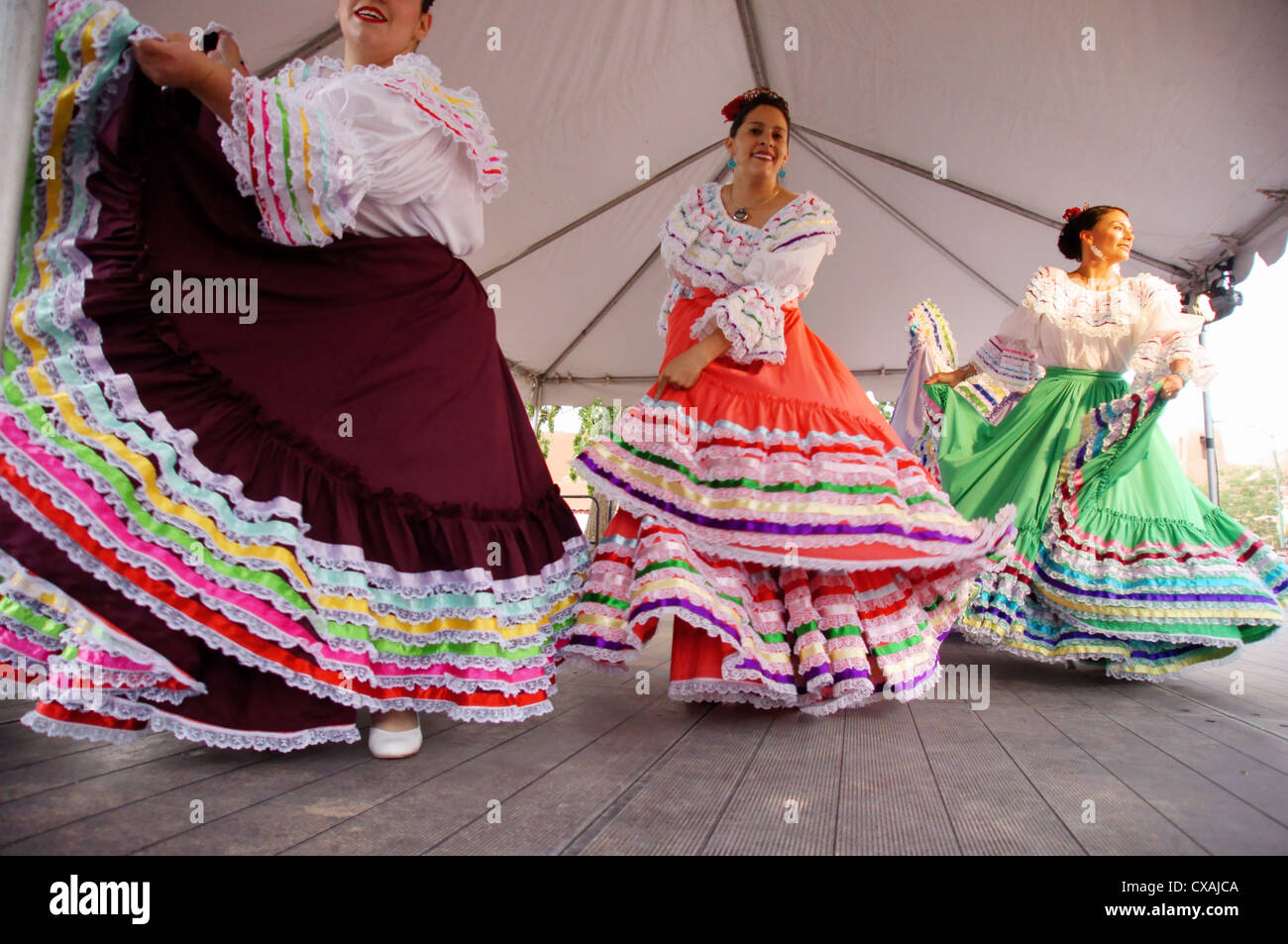 Baile folklorico hi-res stock photography and images - Alamy