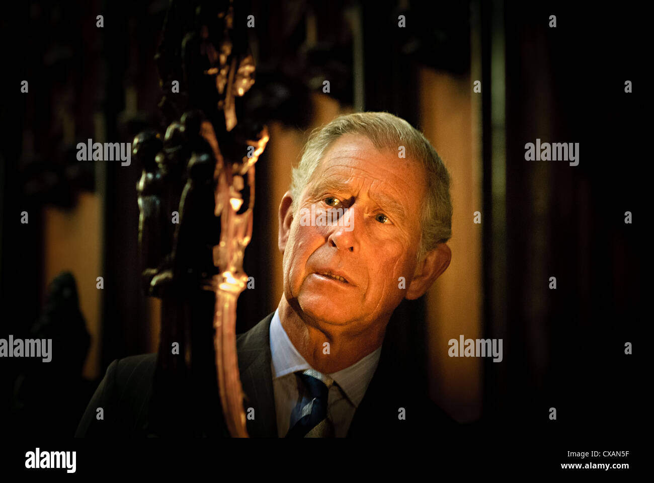 HRH Prince Charles views a wooden carving at St. Laurence's Church in Ludlow, Shropshire Stock Photo