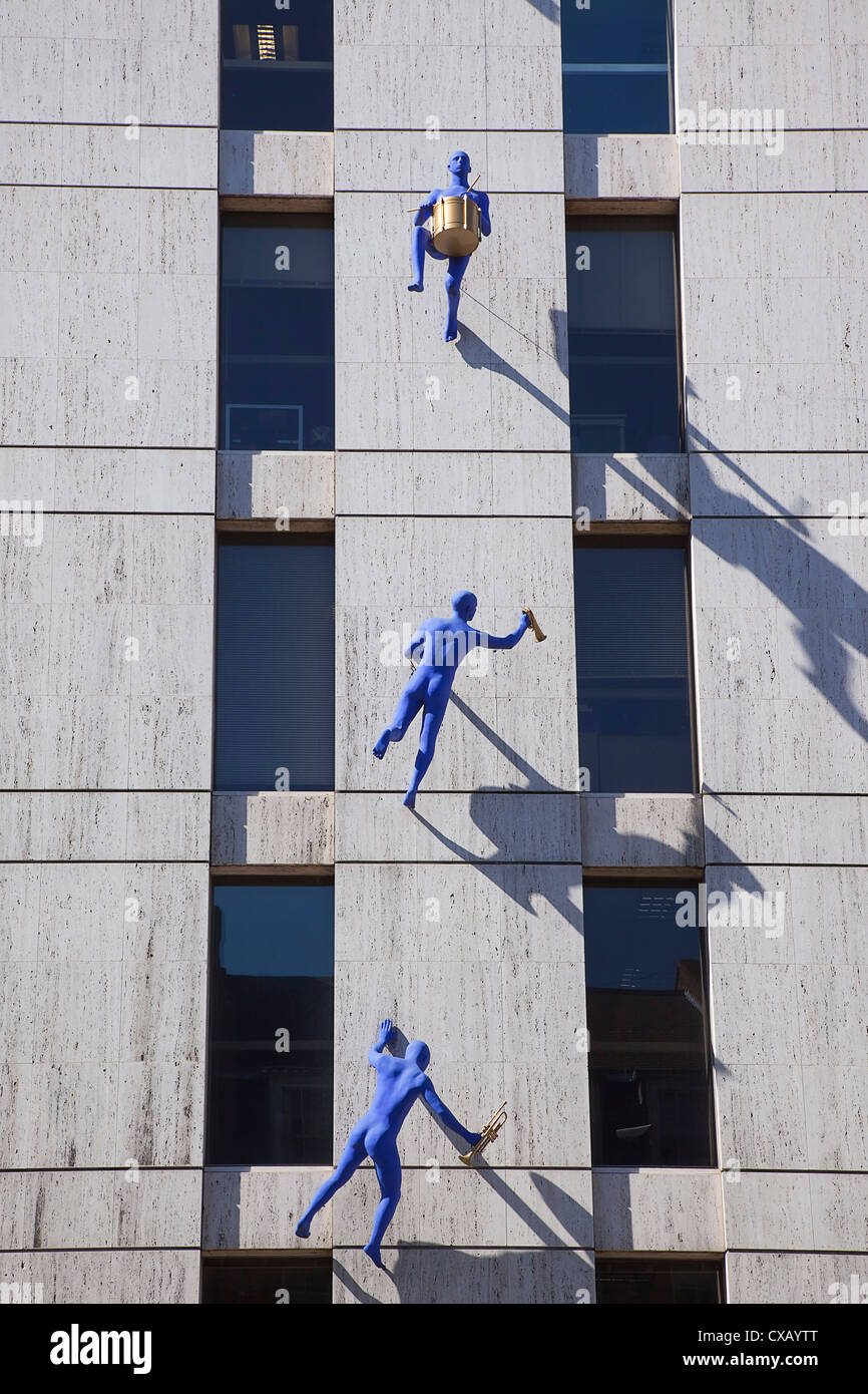 England, London, Borough High street building with sculptures called Blue Men, by Ofra Zimbalista, attached to facade. Stock Photo