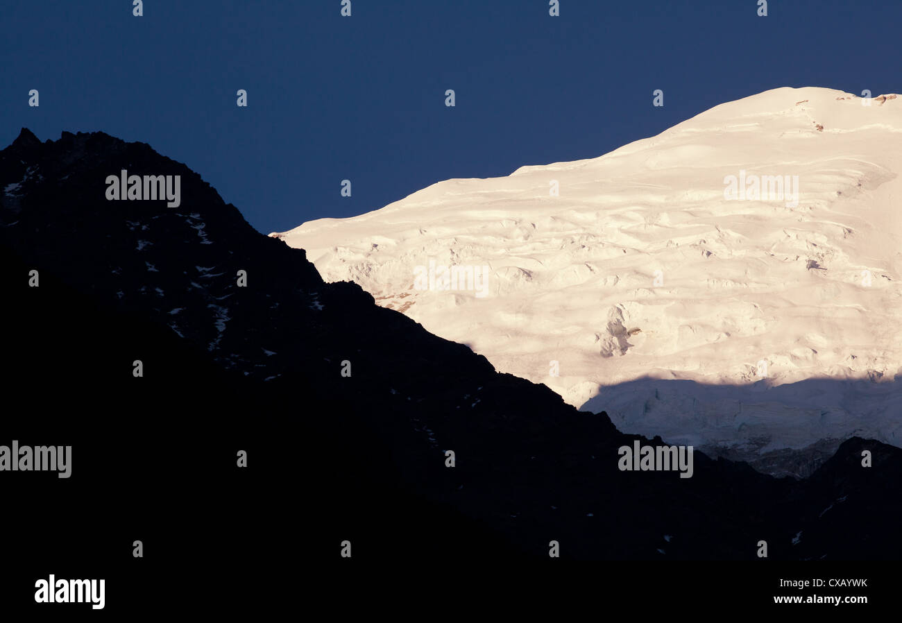 Snowcapped mountain along the Langtang Valley, Nepal Stock Photo