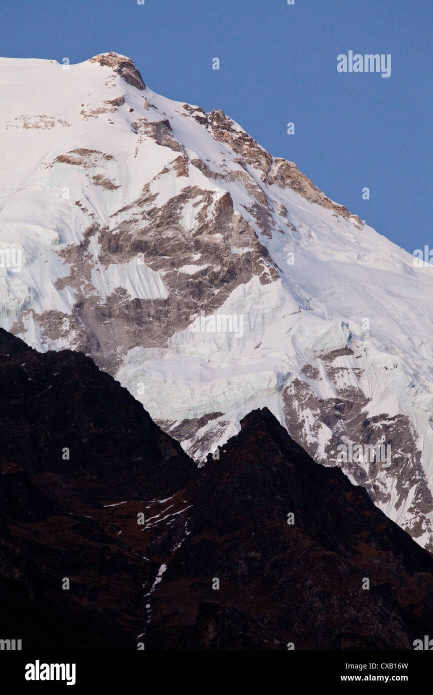 Snowcapped mountains along the Langtang Valley, Nepal Stock Photo