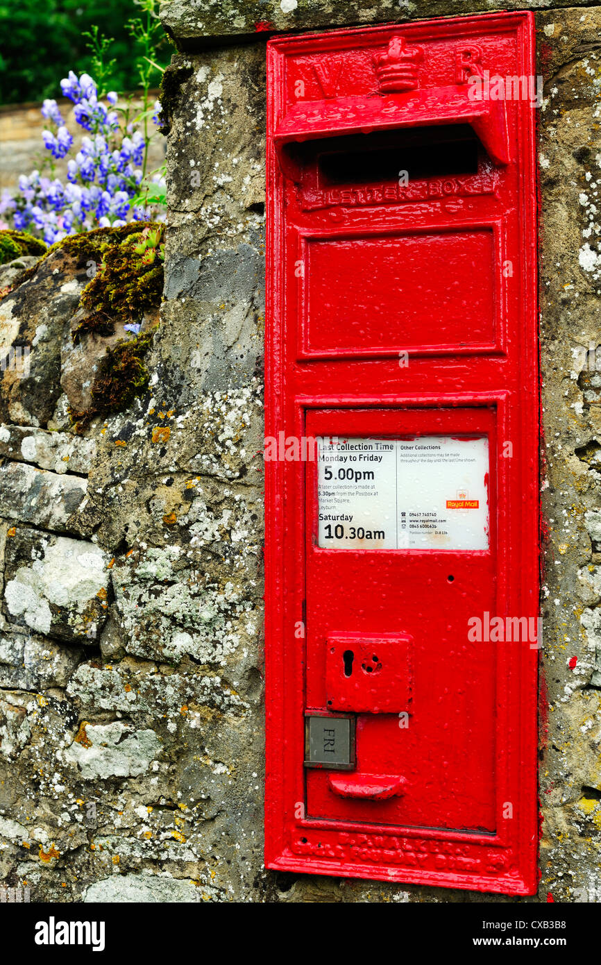 Vibrant Victorian postbox in the Yorkshire Dales village of Castle Bolton Stock Photo