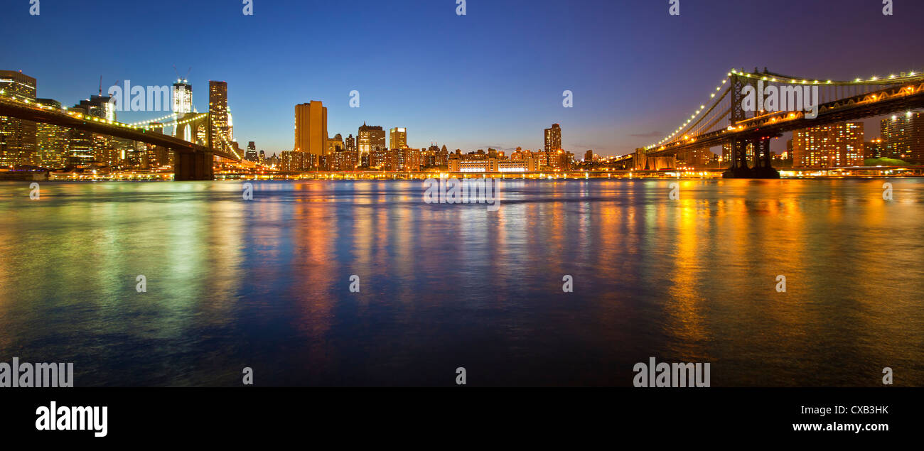 Manhattan Bridge and Manhattan skyline At Night Stock Photo - Alamy