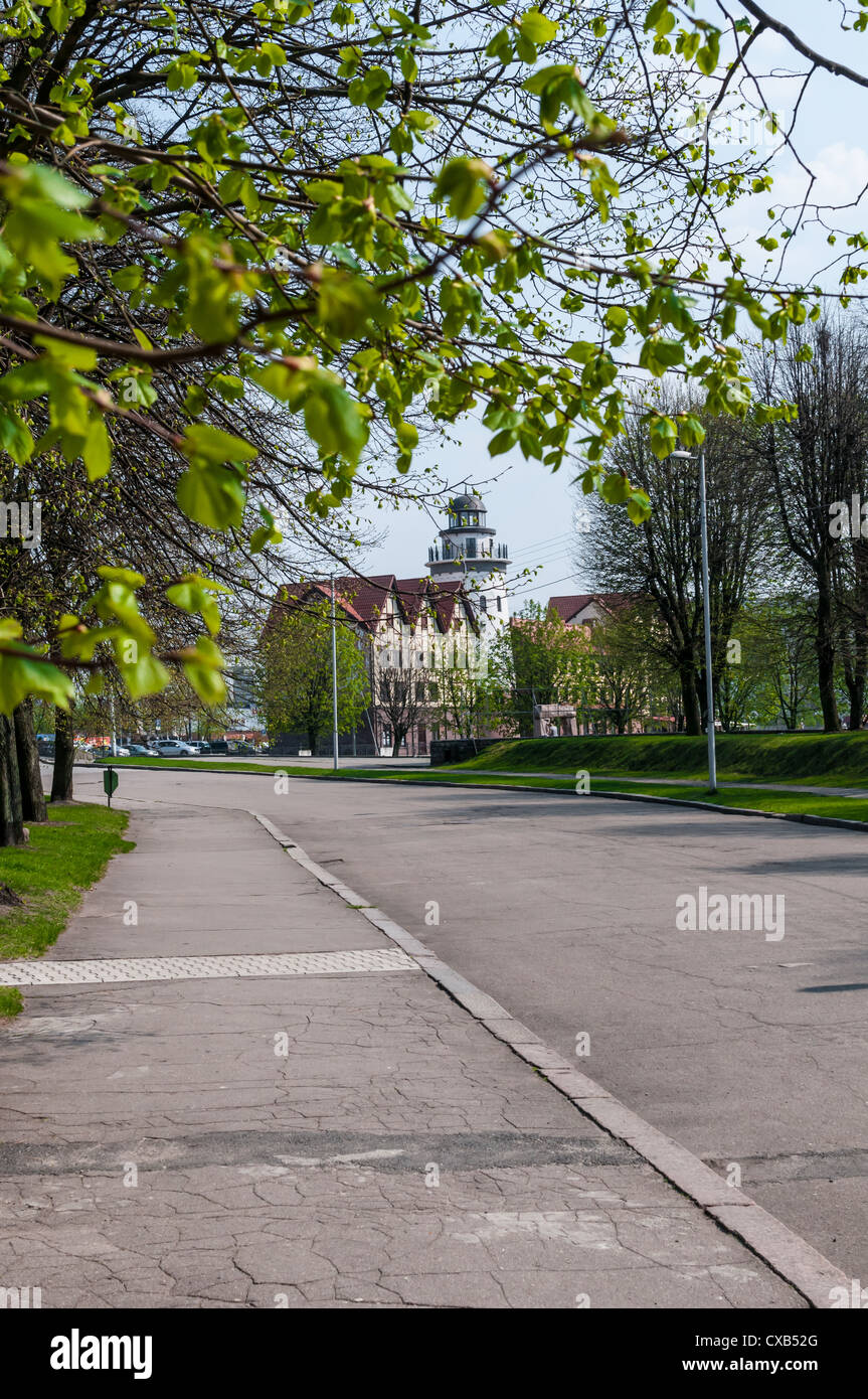 Жалаңаш қыздардың әдемі қалың аяқтарын көрсетіңіз