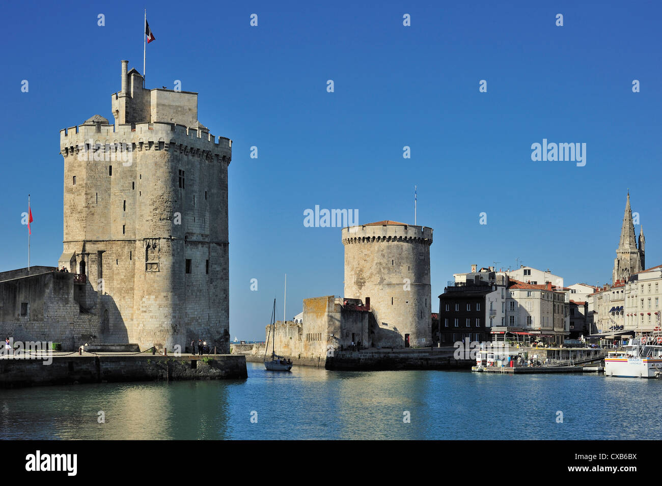 The towers tour de la Chaîne and tour Saint-Nicolas in the old harbour / Vieux-Port at La Rochelle, Charente Maritime, France Stock Photo