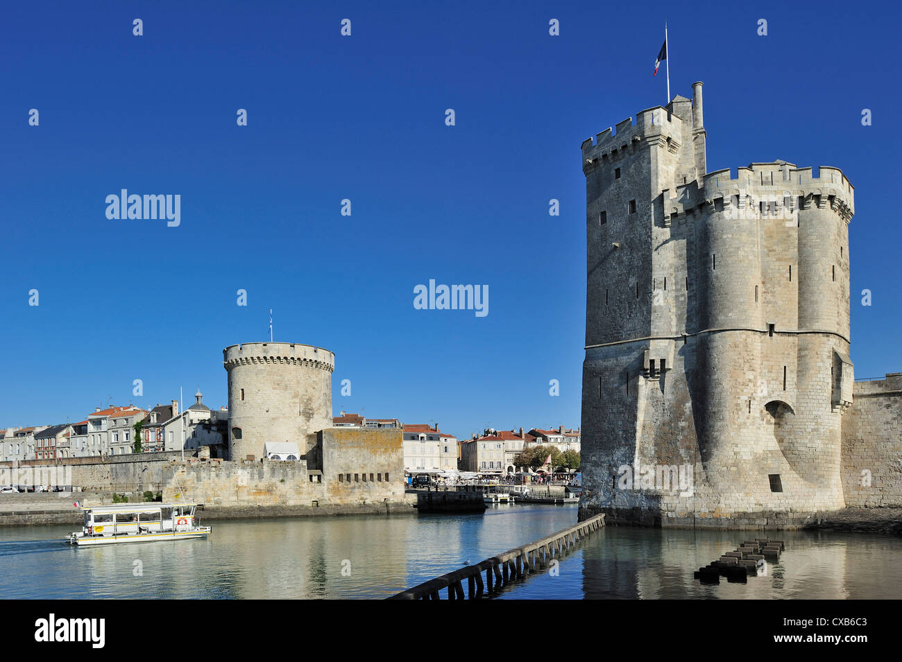 The towers tour de la Chaîne and tour Saint-Nicolas in the old harbour / Vieux Port at La Rochelle, Charente-Maritime, France Stock Photo