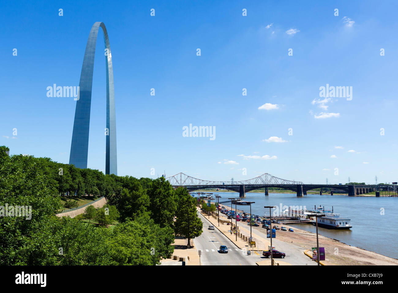 The Mississippi waterfront with the Gateway Arch to the left, Jefferson National Expansion Memorial, St Louis, Missouri, USA Stock Photo