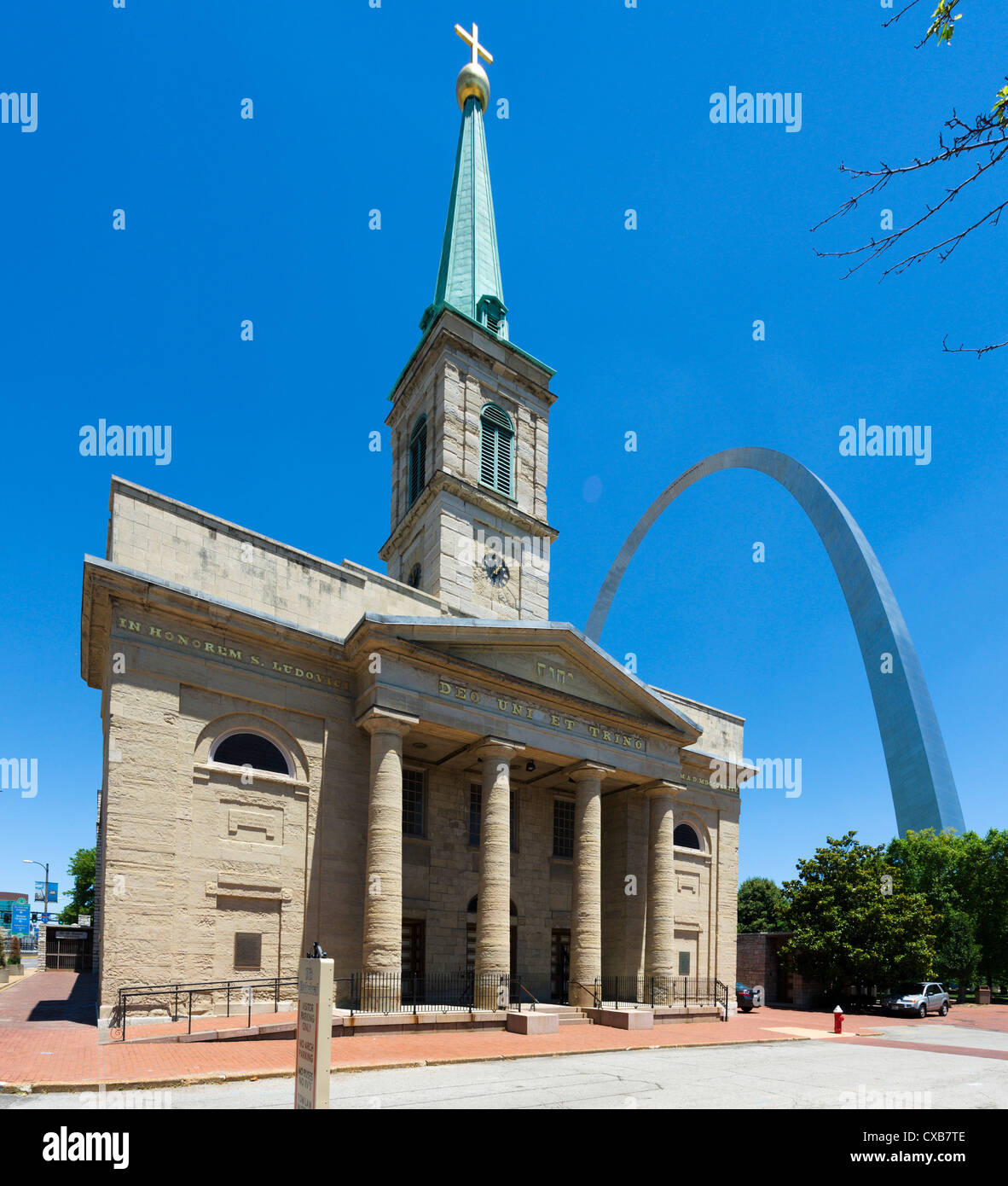 The Old Cathedral (The Basilica of Saint Louis, King of France) with the Gateway Arch behind, St Louis, Missouri, USA Stock Photo