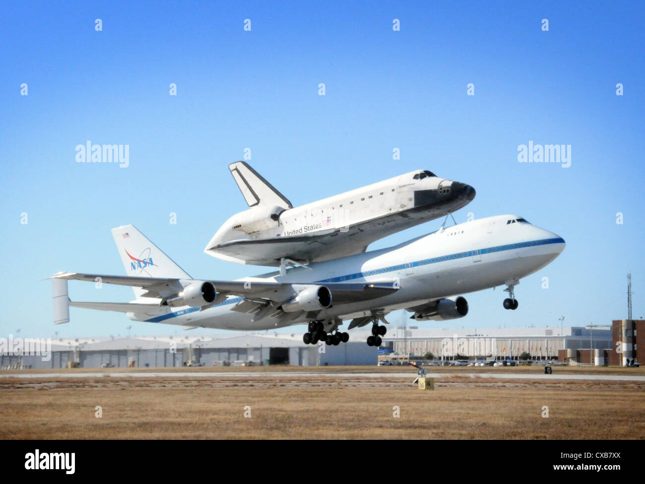 FORT WORTH (Dec. 10, 2008) The Space shuttle Endeavour, atop a modified Boeing 747, taxis toward the runway at Naval Air Station Joint Reserve Base, Fort Worth, Texas. The aircraft is on a cross-country trek back to the spacecraft's homeport at Kennedy Space Center, Florida Stock Photo