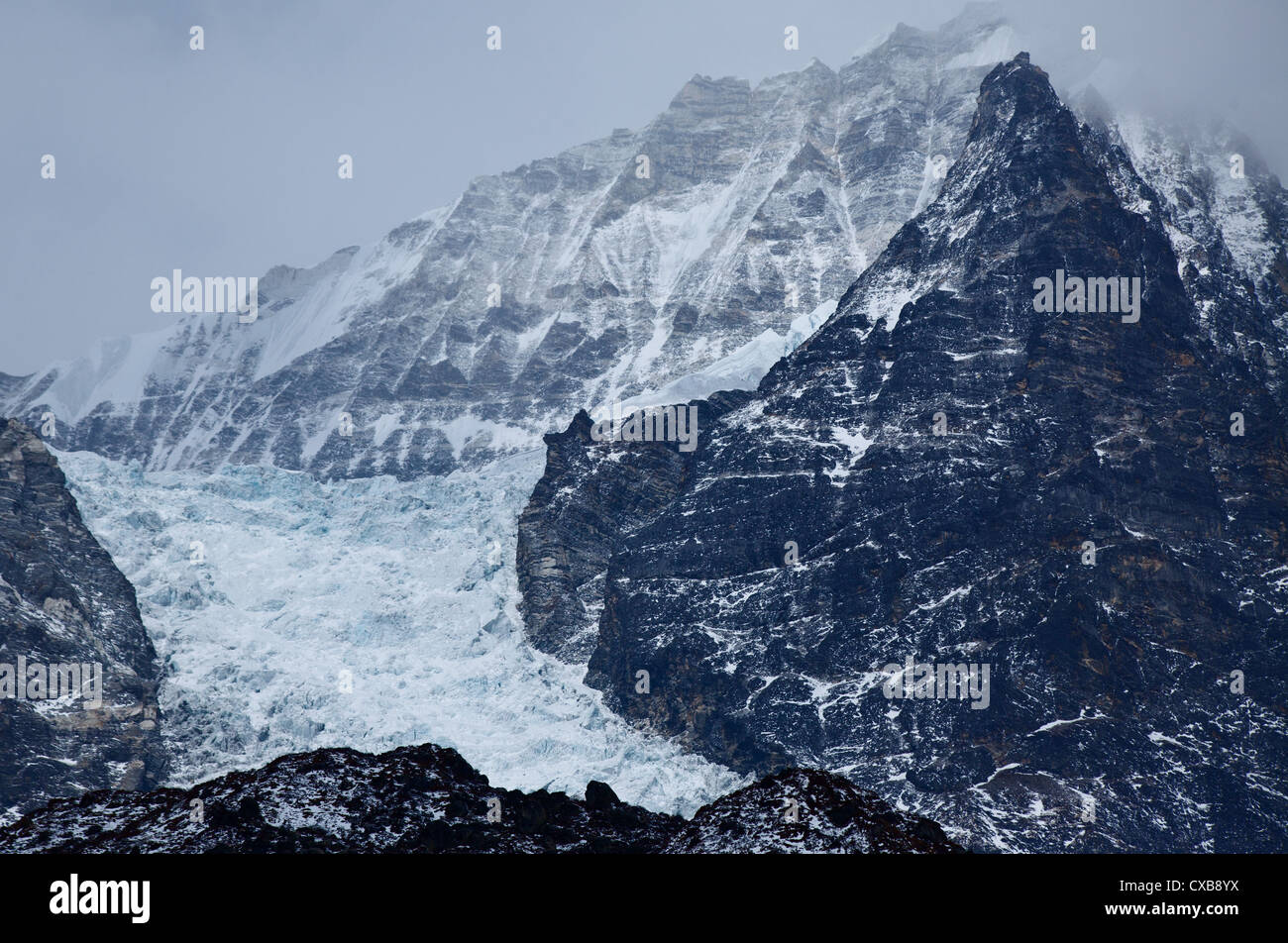 Snowcapped mountains and a frozen glacier behind the village of Kyanjin Gompa, Langtang Valley, Nepal Stock Photo