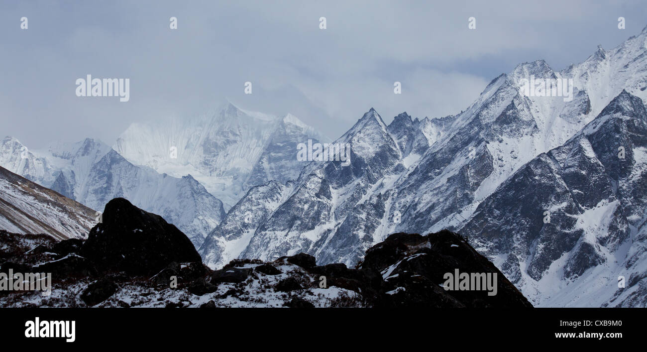 Snowcapped mountains along the Langtang Valley, Nepal Stock Photo