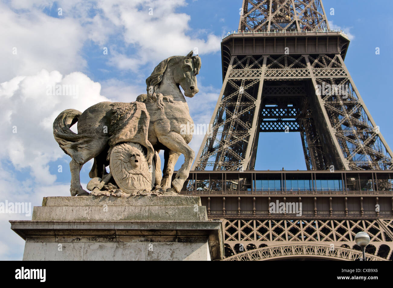 Horse statue and eiffel tower hires stock photography and images Alamy
