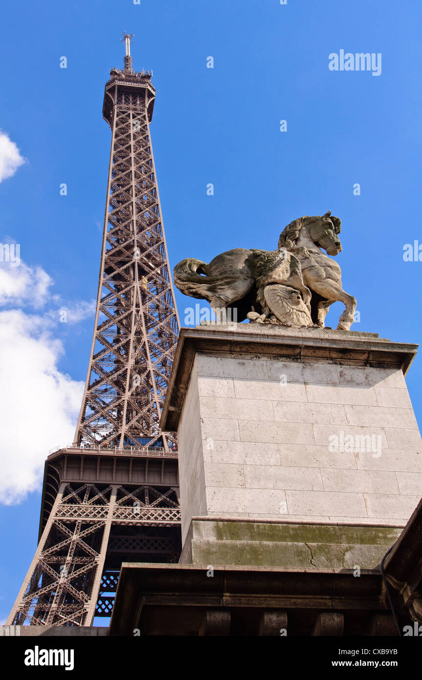 Horse statue and eiffel tower hires stock photography and images Alamy