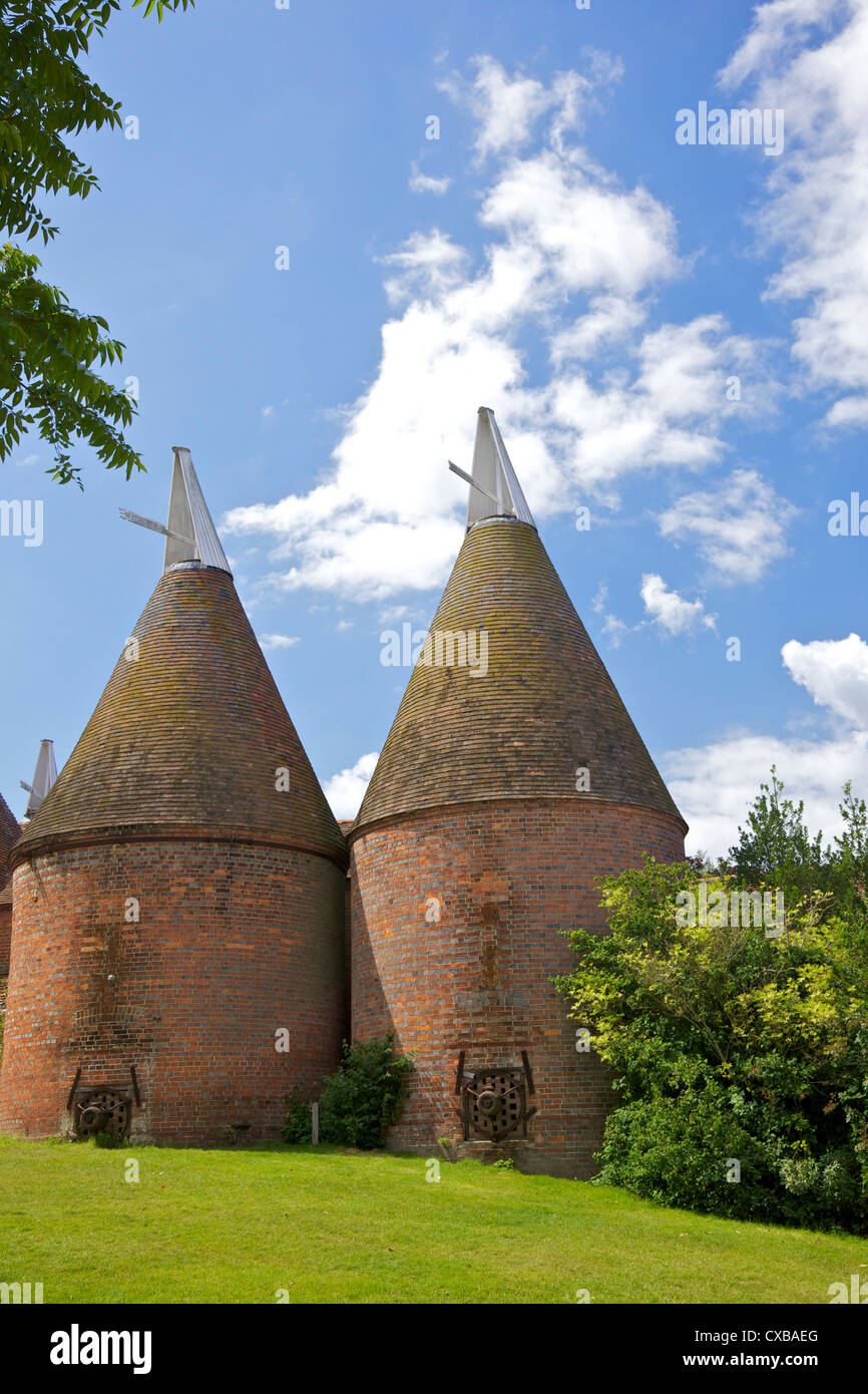 Oast houses (hop kilns) designed for kilning (drying) hops, Sissinghurst, Kent, England, United Kingdom, Europe Stock Photo