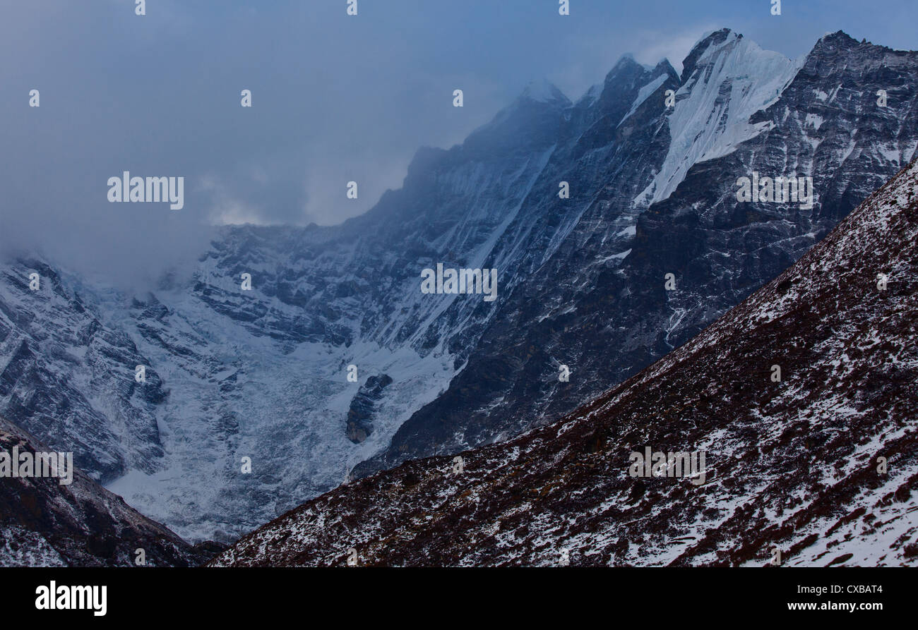 Snowcapped mountains and a frozen glacier behind the village of Kyanjin Gompa, Langtang Valley, Nepal Stock Photo