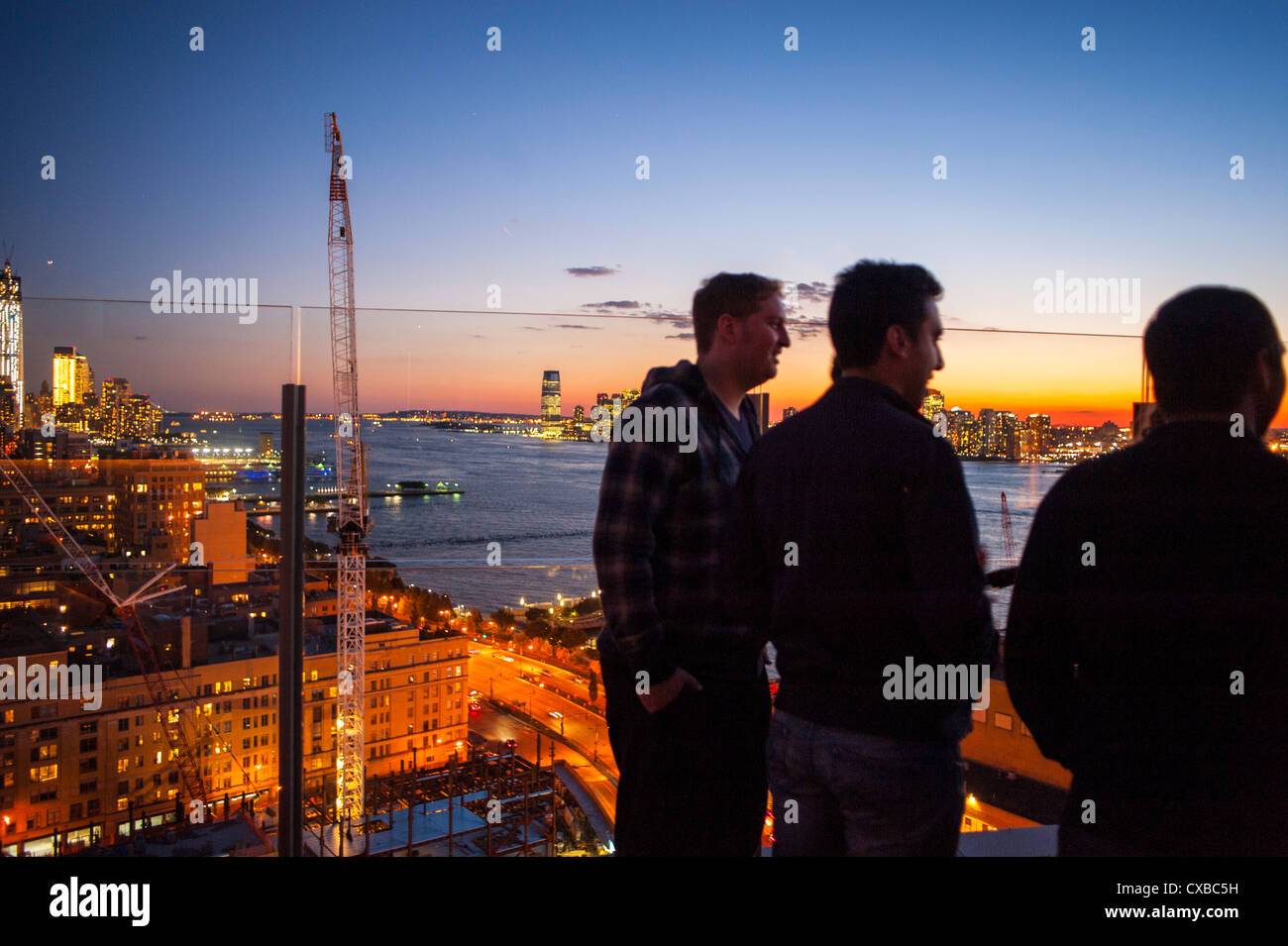 Rooftop bars new york city hi-res stock photography and images - Alamy