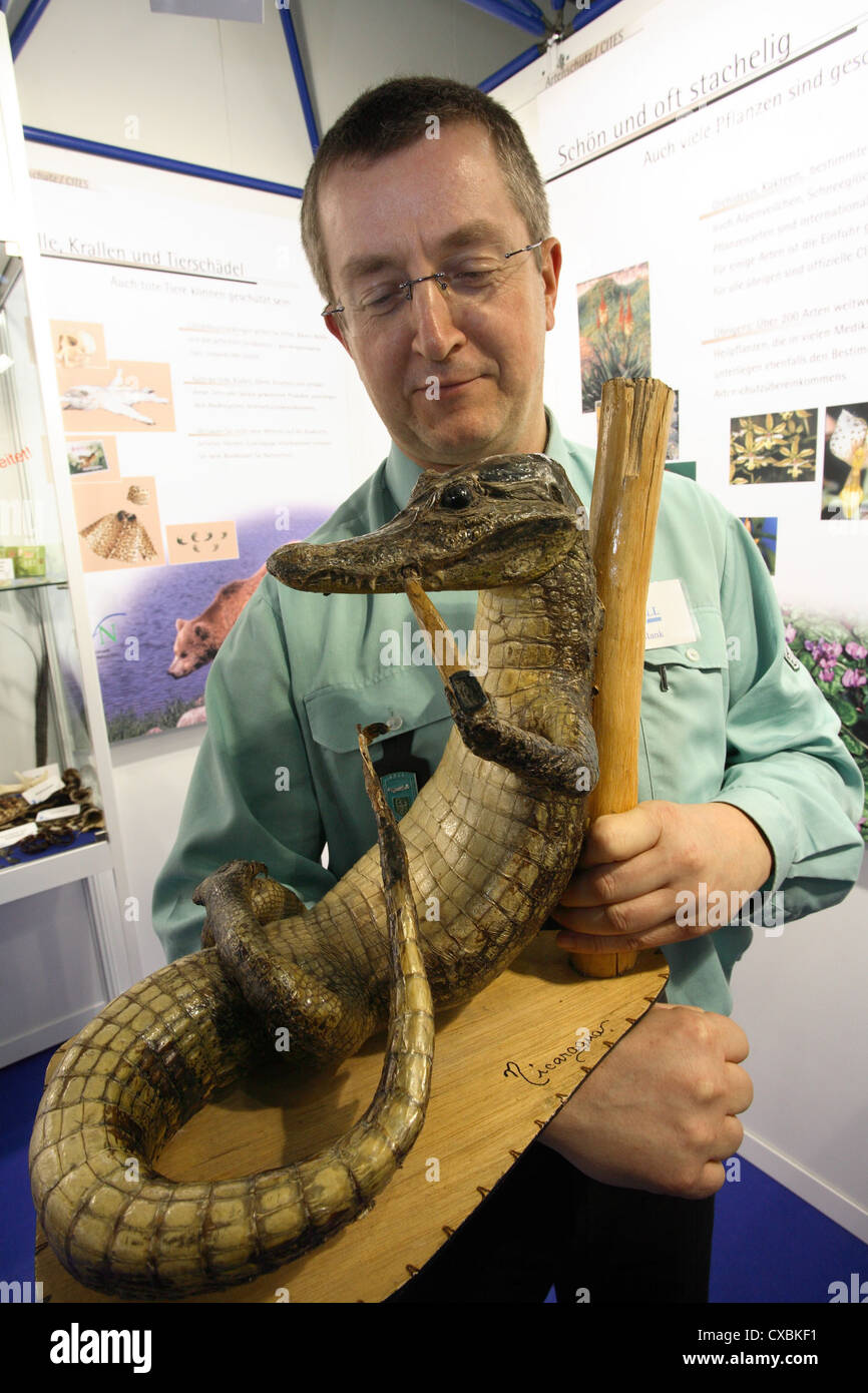 Customs officer shows artgeschuetzte goods hires