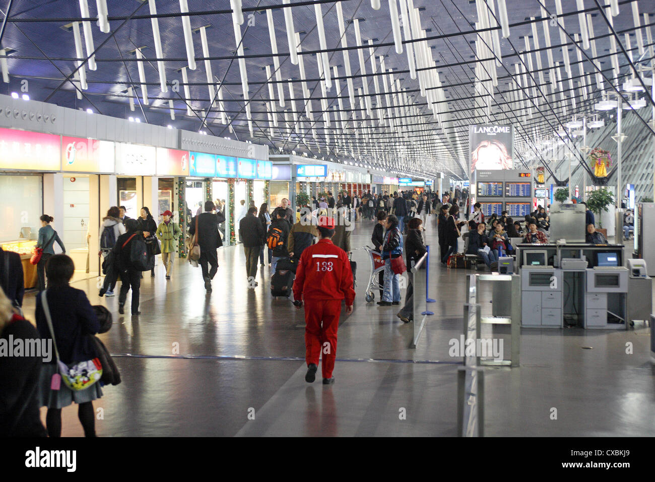 Shanghai, travelers in the terminal of the airport, Pudong Stock Photo