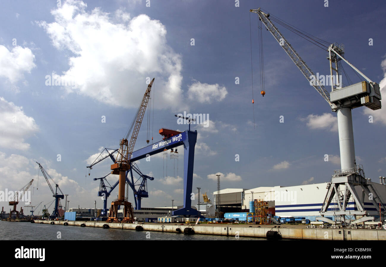 Warnemuende, loading cranes in the harbor of Aker Warnow Werft Stock Photo