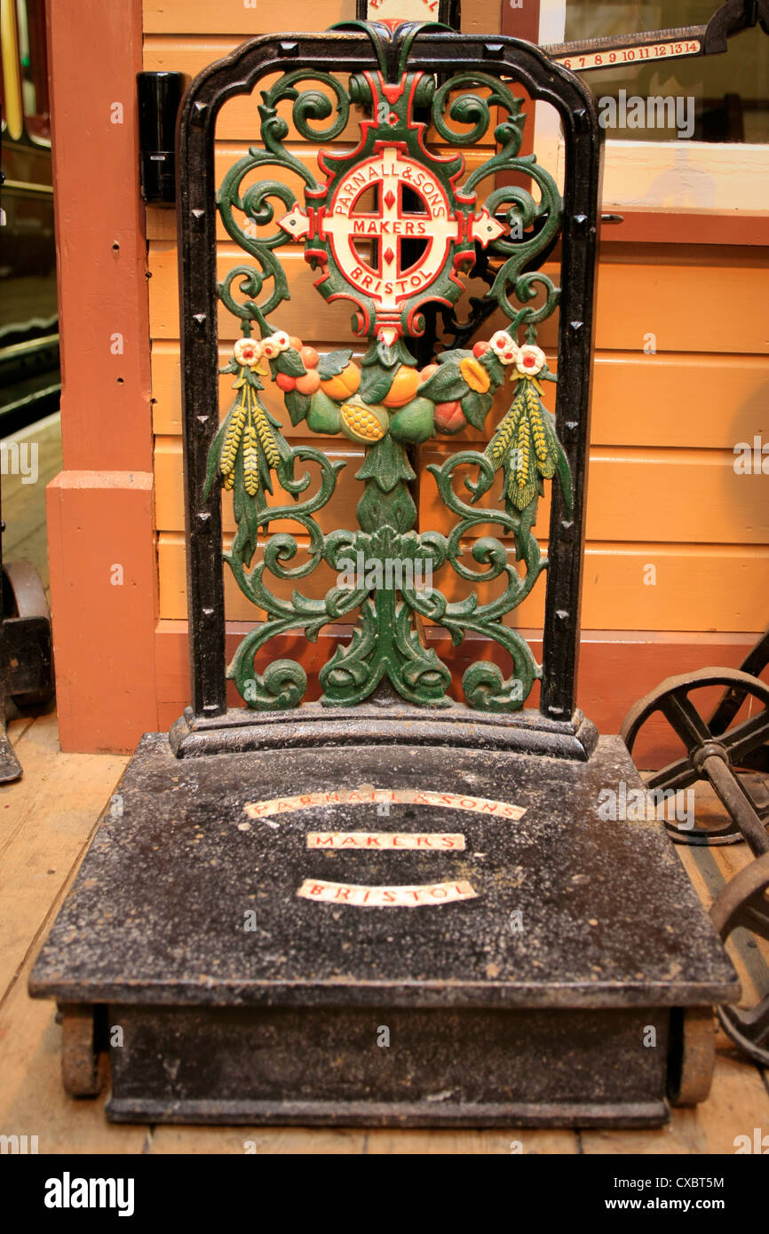 vintage-railway-scales-weighing-machine-CXBT5M.jpg