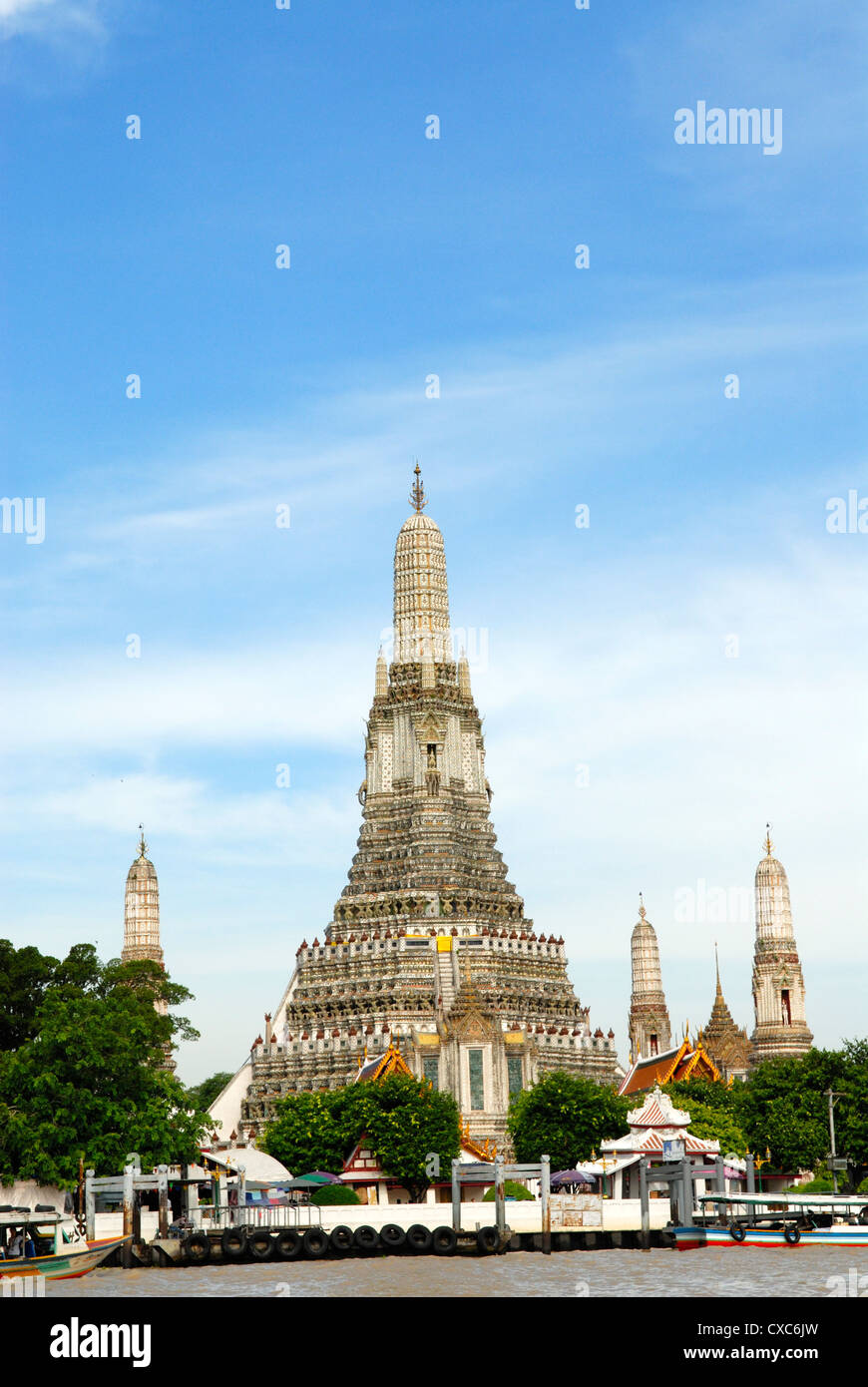 Wat Arun (Temple of Dawn) seen from Chao Phraya River, Bangkok, Thailand Stock Photo