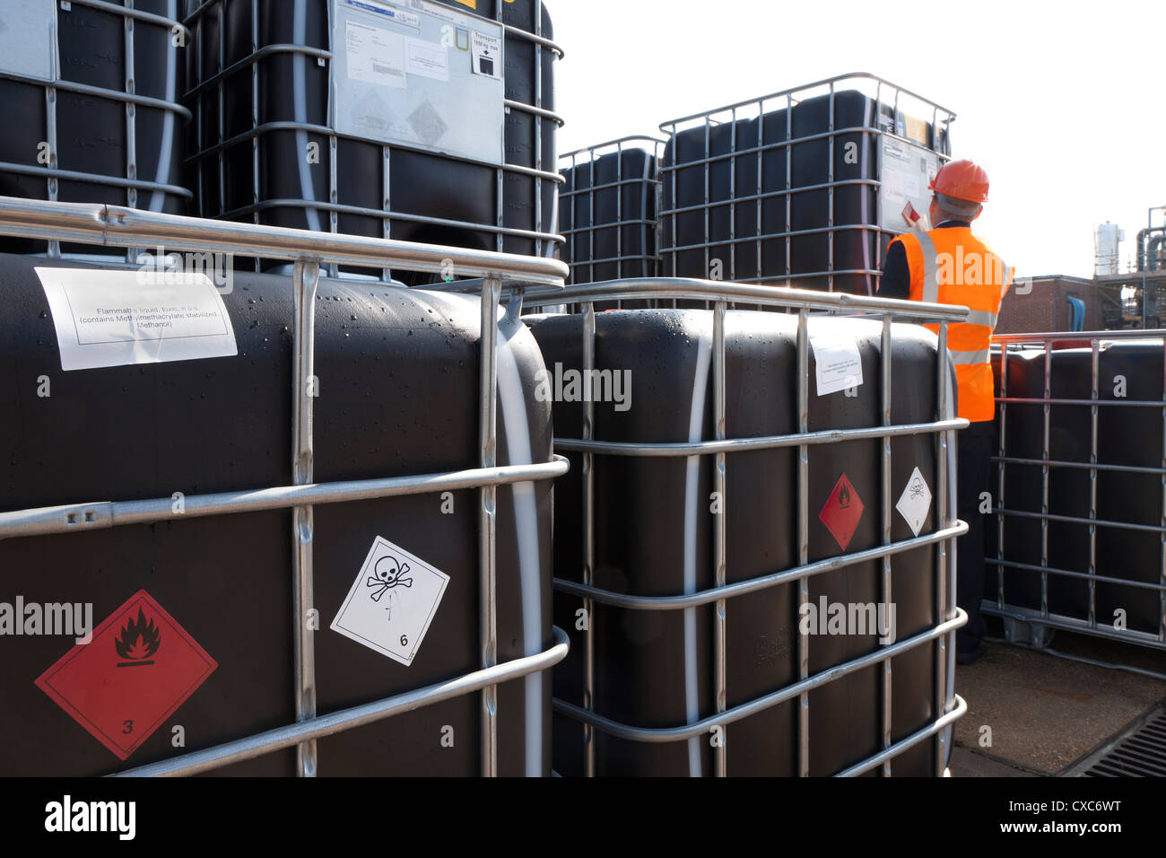 1000 Litre Intermediate bulk containers Liquid Storage Tank on construction  site Stock Photo - Alamy