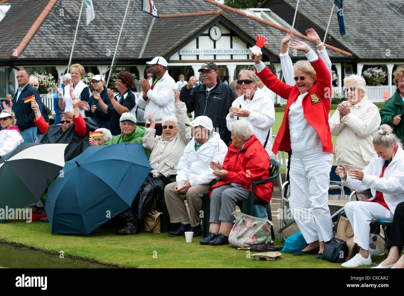 Crowd clapping and cheering hi-res stock photography and images - Alamy