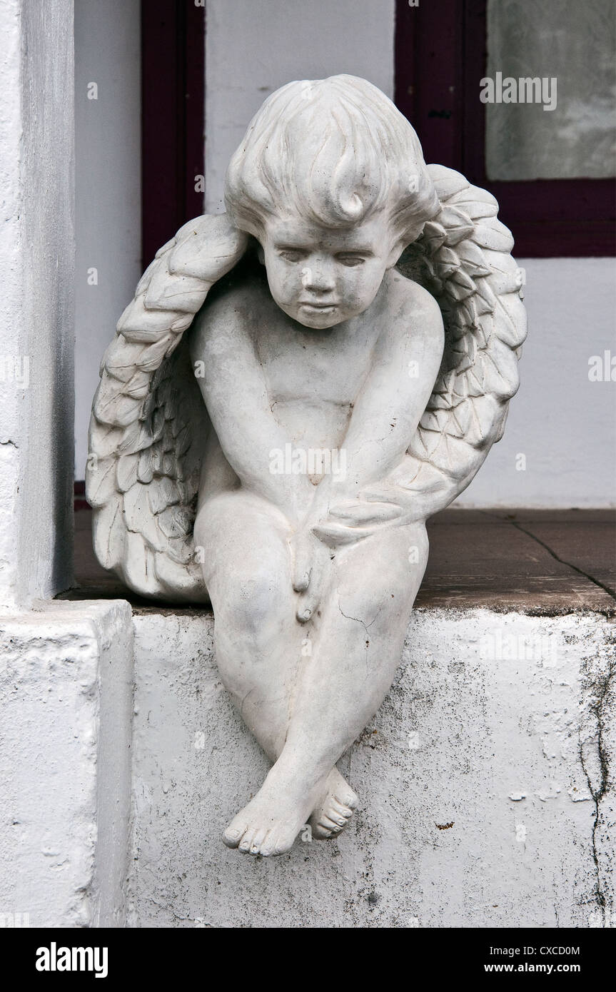 Cherub sculpture hires stock photography and images Alamy