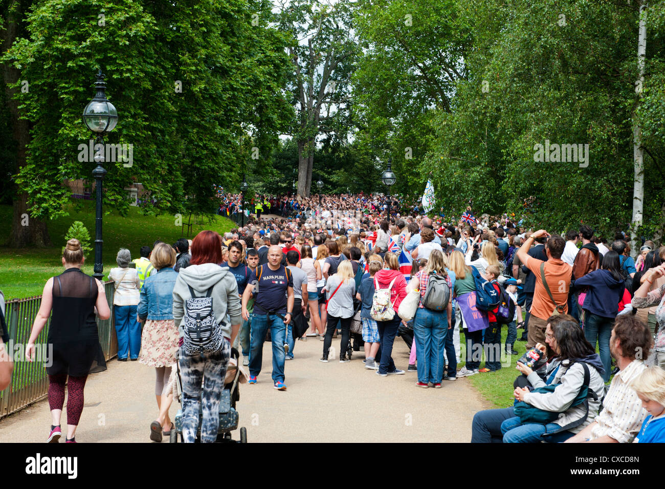 Crowds watching the London2012 Olympic Triathlon event in Hyde Park Stock Photo