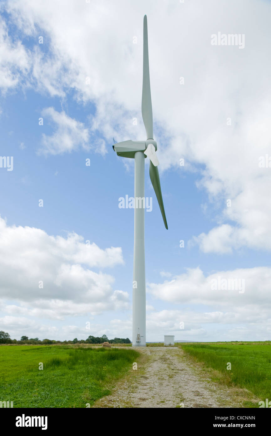 1 giant wind turbine (eyesore) towers over farmland fields in scenic countryside - Knabs Ridge onshore wind farm, Harrogate, North Yorkshire, England. Stock Photo