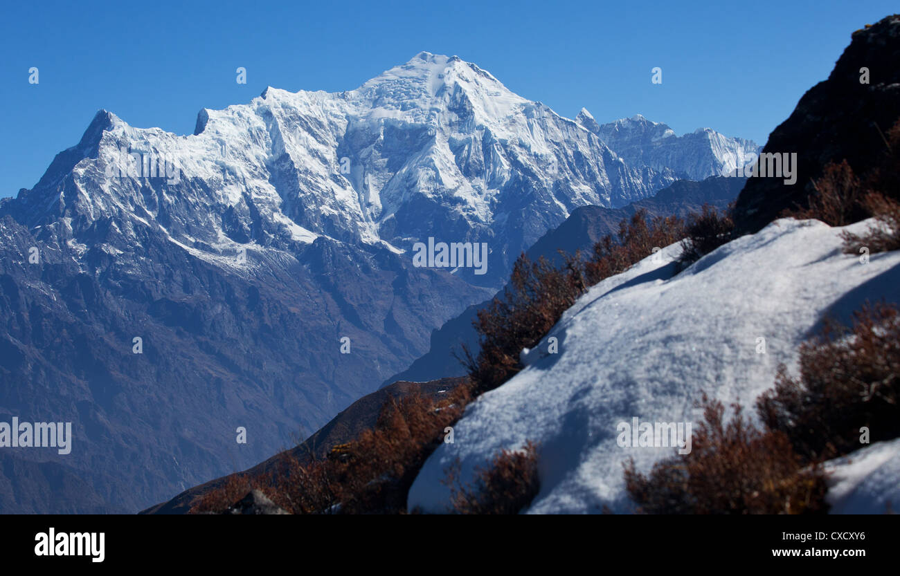 Stunning view of beautiful snow-capped mountains in the Himalayas at sunrise, Nepal Stock Photo
