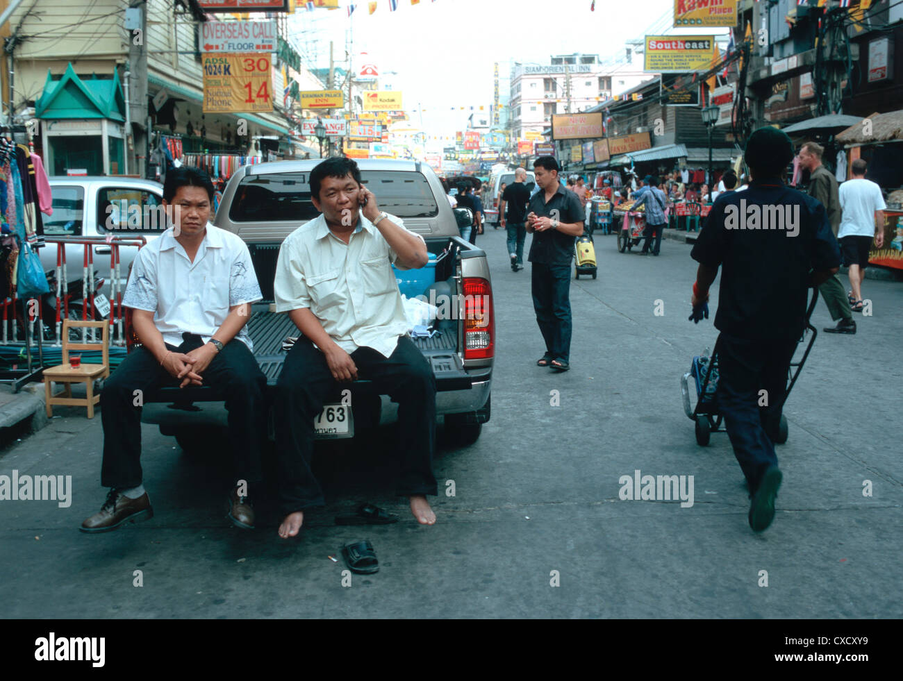Bangkok, two Thai people sit on the Rueckklappe a pickup Stock Photo