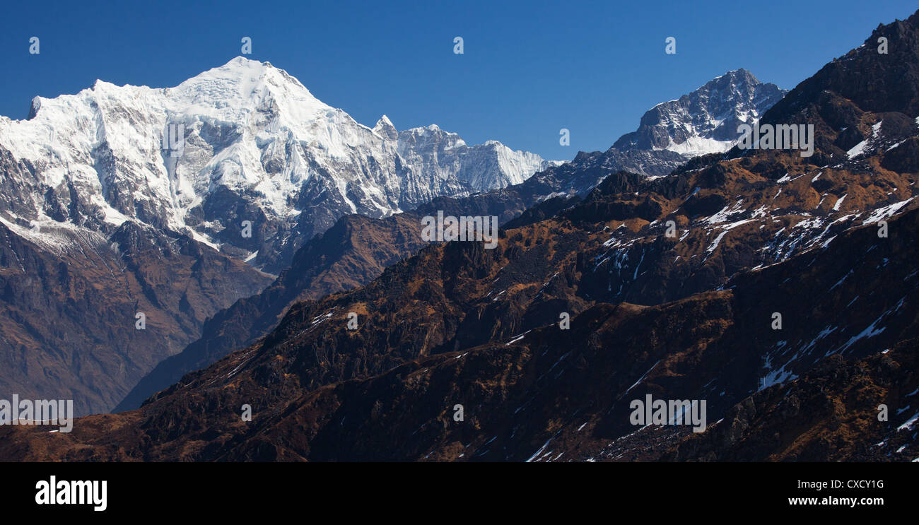 Stunning view of beautiful snow-capped mountains in the Himalayas, Nepal Stock Photo