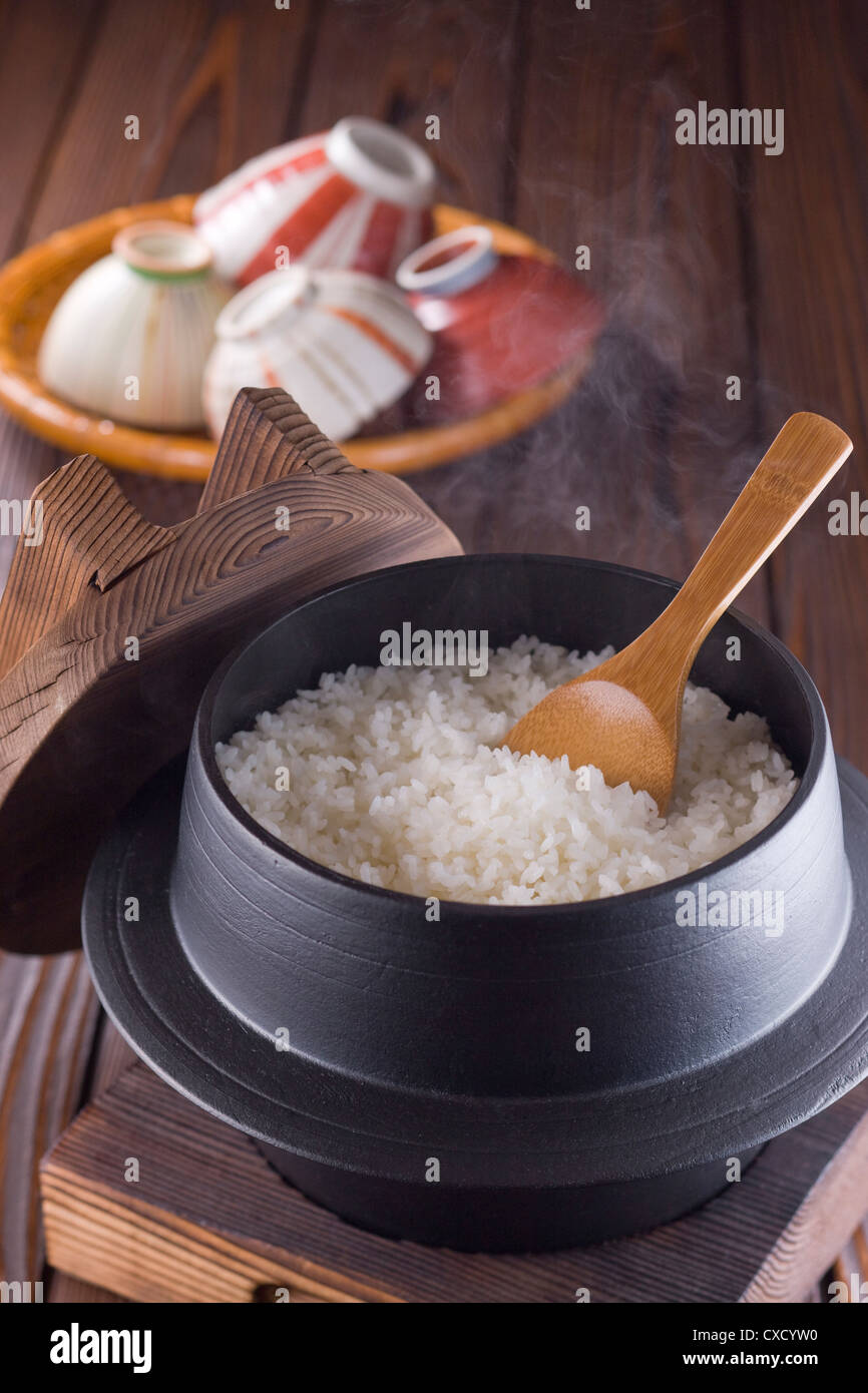 https://c8.alamy.com/comp/CXCYW0/steamed-rice-in-iron-pot-CXCYW0.jpg