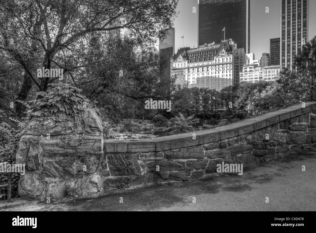 Central Park, New York City Gapstow bridge in summer Stock Photo Alamy