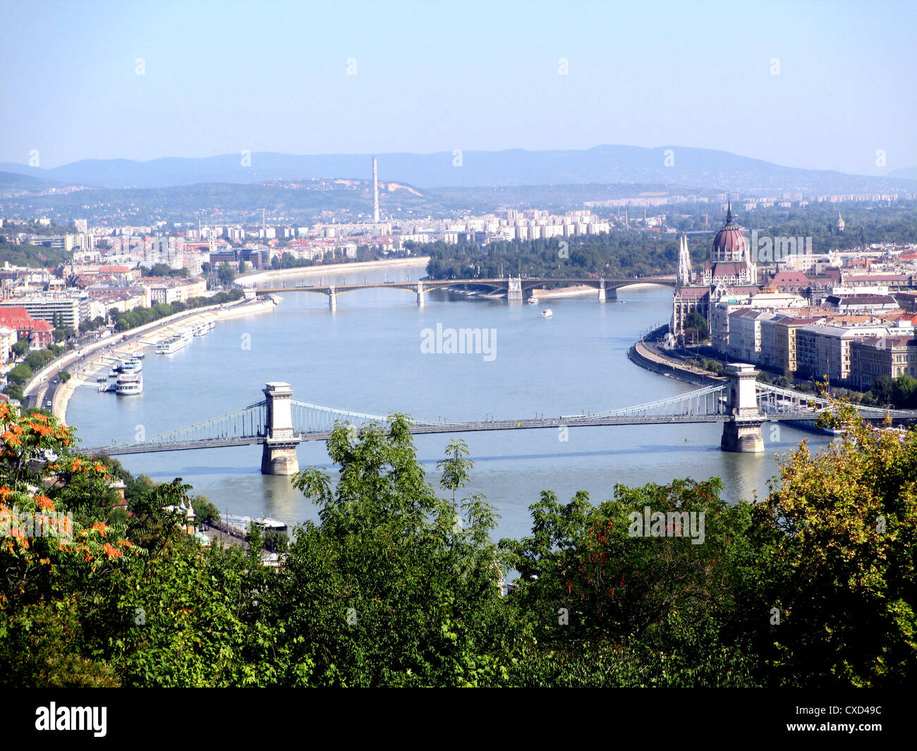HUNGARY - Budapest  looking west along the Danube from Castle Hill with Chain Bridge in foreground. Photo: Tony Gale Stock Photo