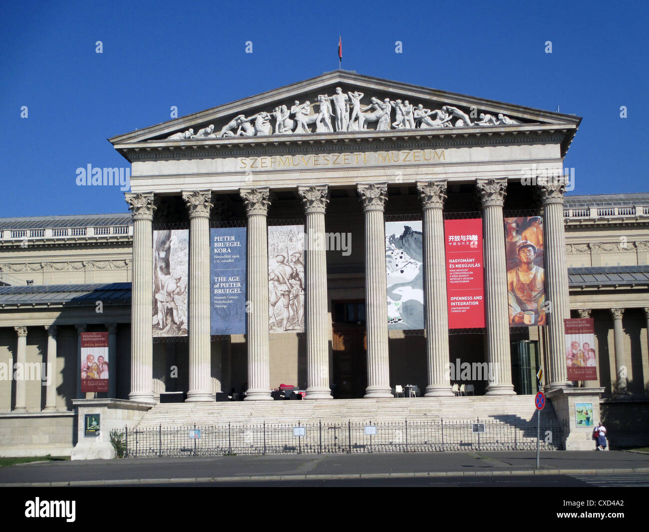 HUNGARY - Budapest. Museum of Fine Arts in Heroes' Square. Photo: Tony Gale Stock Photo