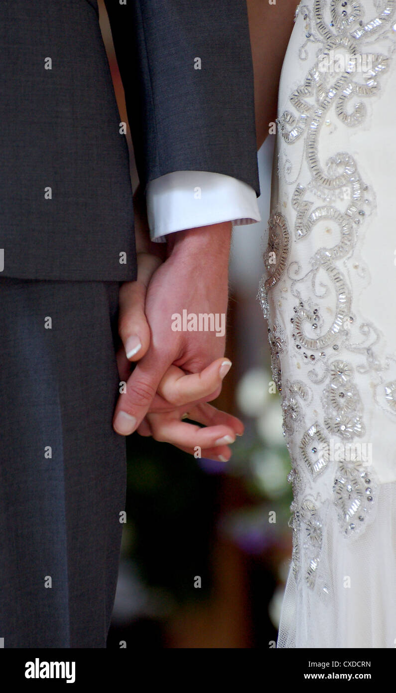 Couple holding hands tight hi-res stock photography and images - Alamy