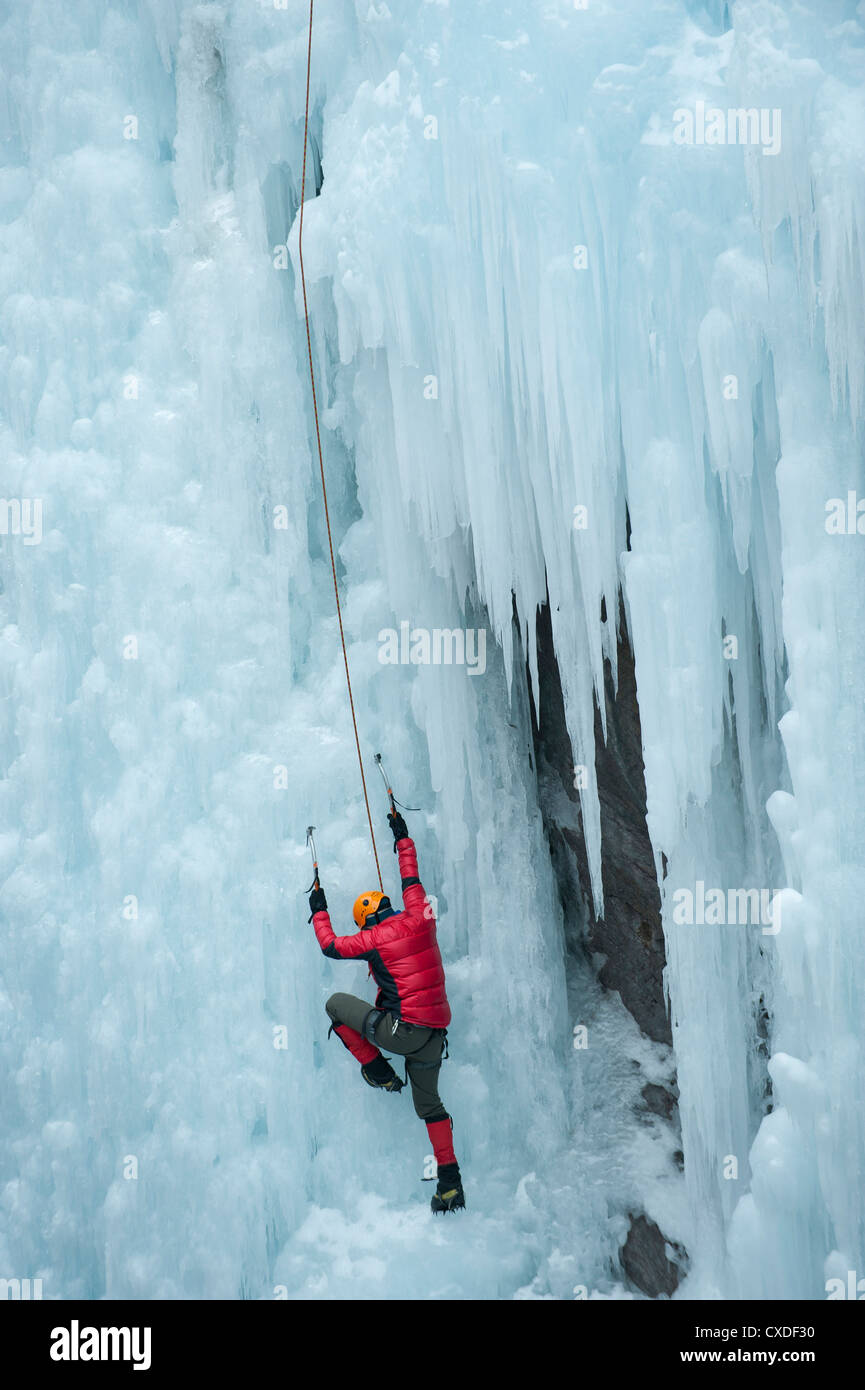 People climbing ice mountain hi-res stock photography and images - Alamy