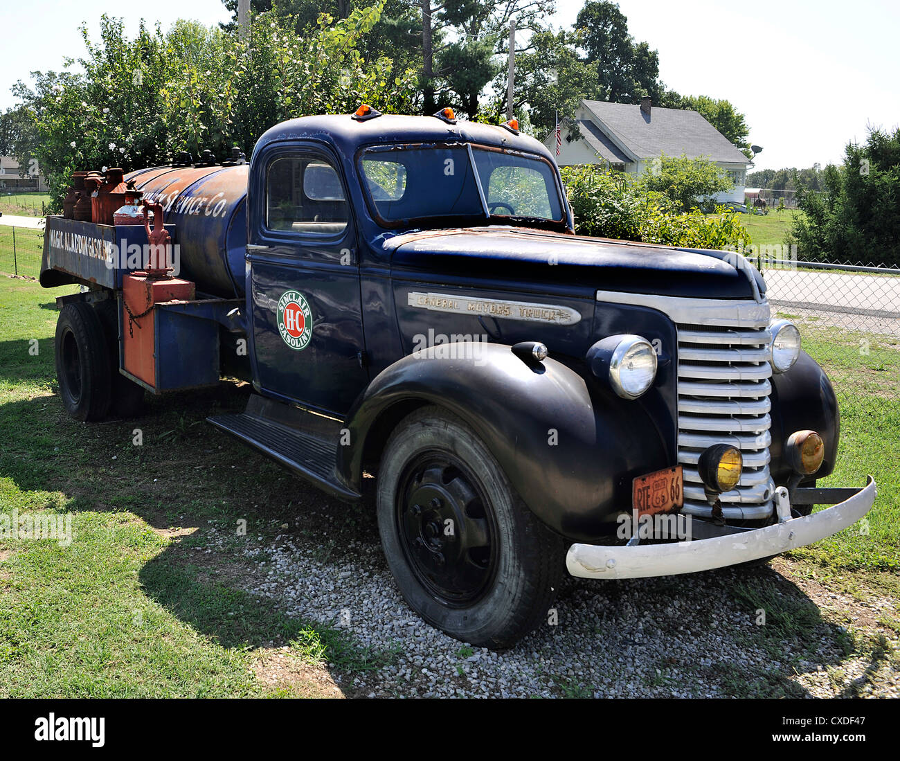 Gasoline Truck, Gay Parita Sinclair Station, Route 66, Paris Springs, Missouri Stock Photo