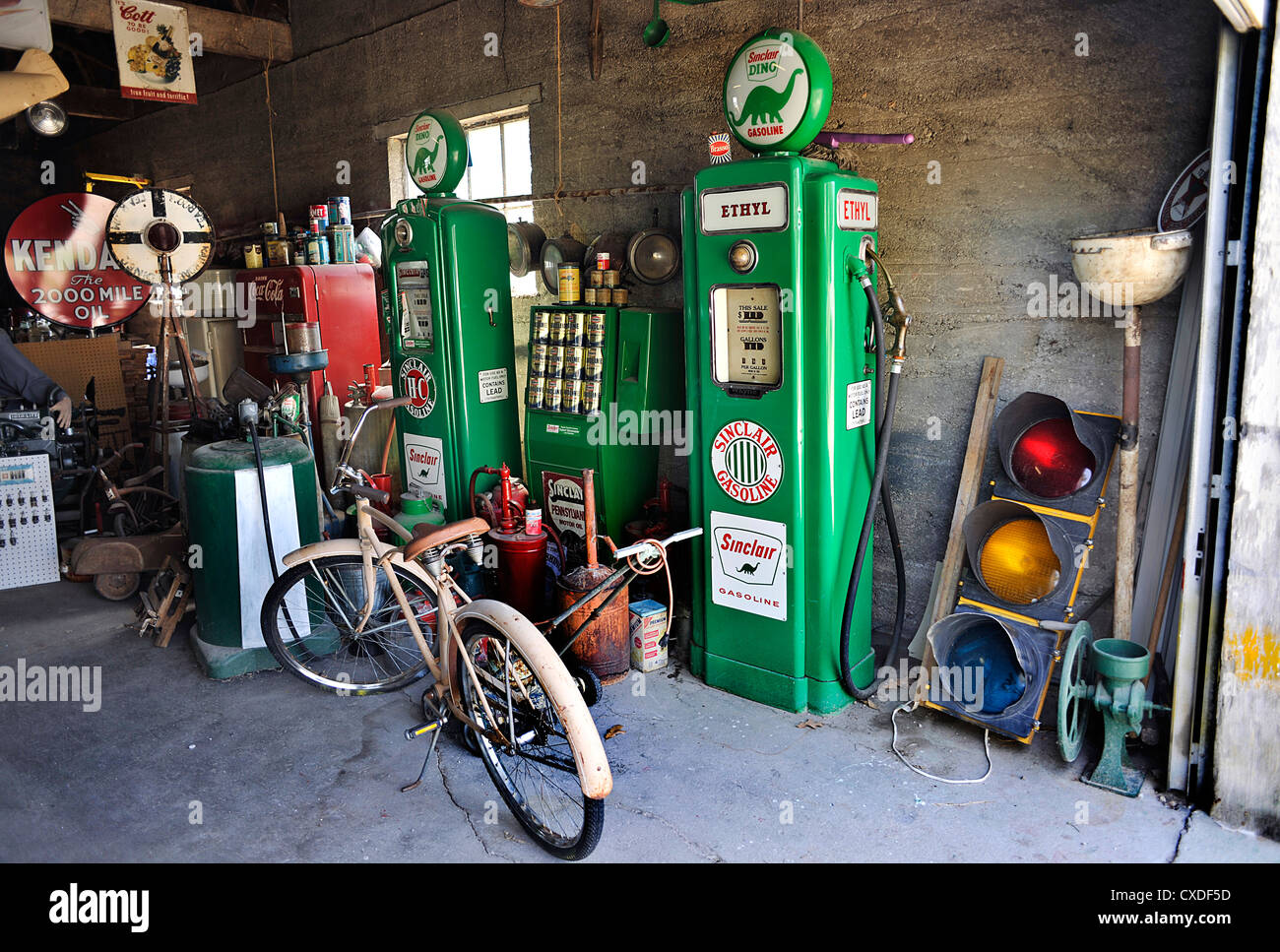 Garage with vintage petrol pumps, Gay Parita Sinclair Station, Route 66, Paris Springs, Missouri Stock Photo