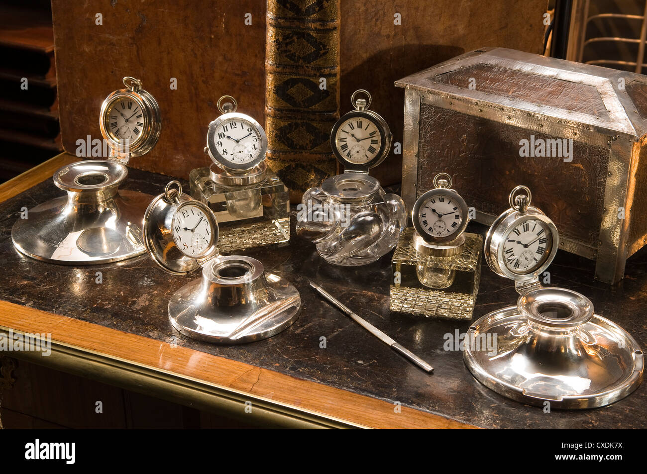 Edwardian silver 'Capstan' clock inkwells and leather Arts and Crafts casket Stock Photo