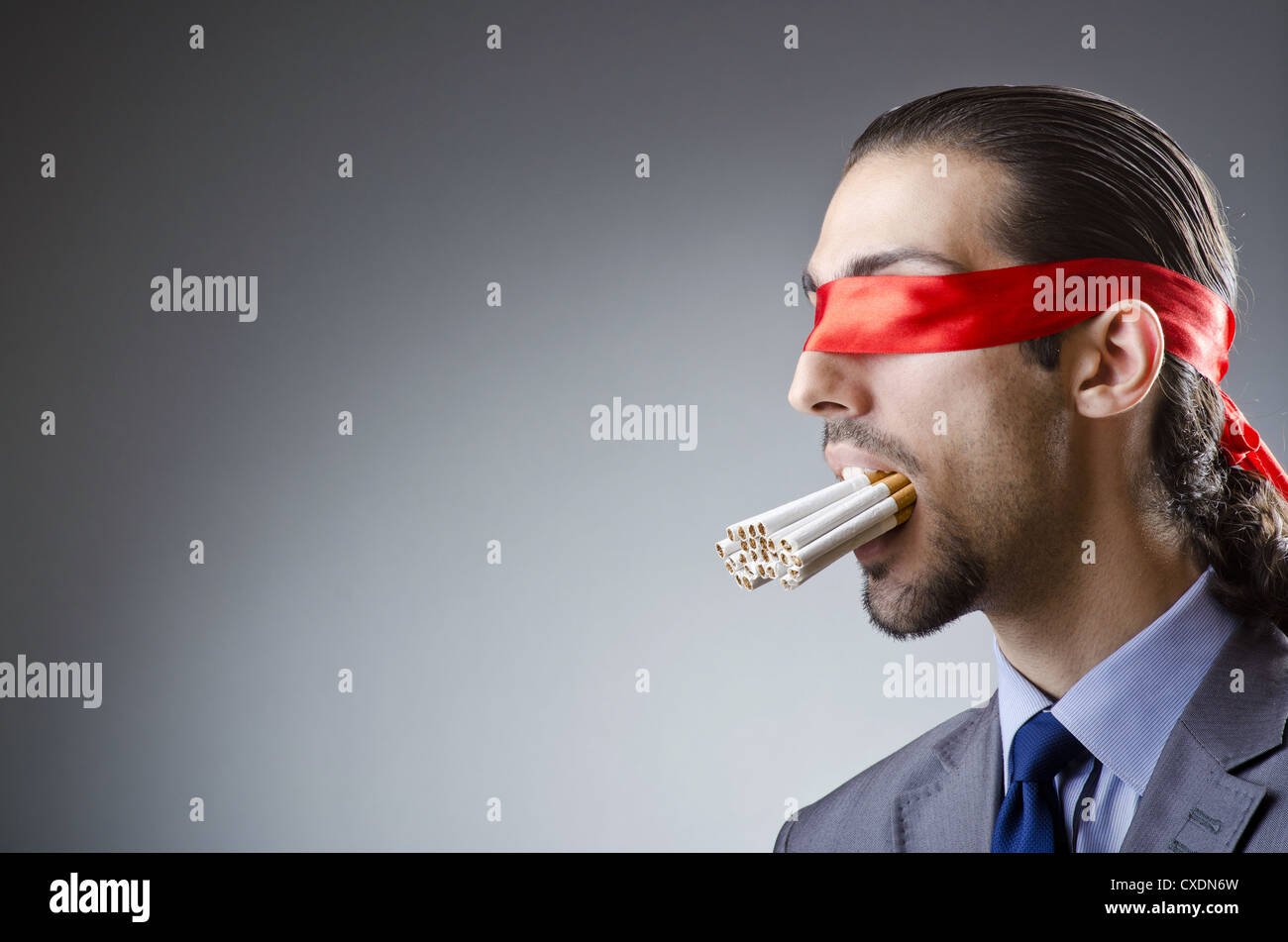 Человек с полным ртом сигарет. Чел с полным ртом сигарет. Шпион с сигаретами во рту.